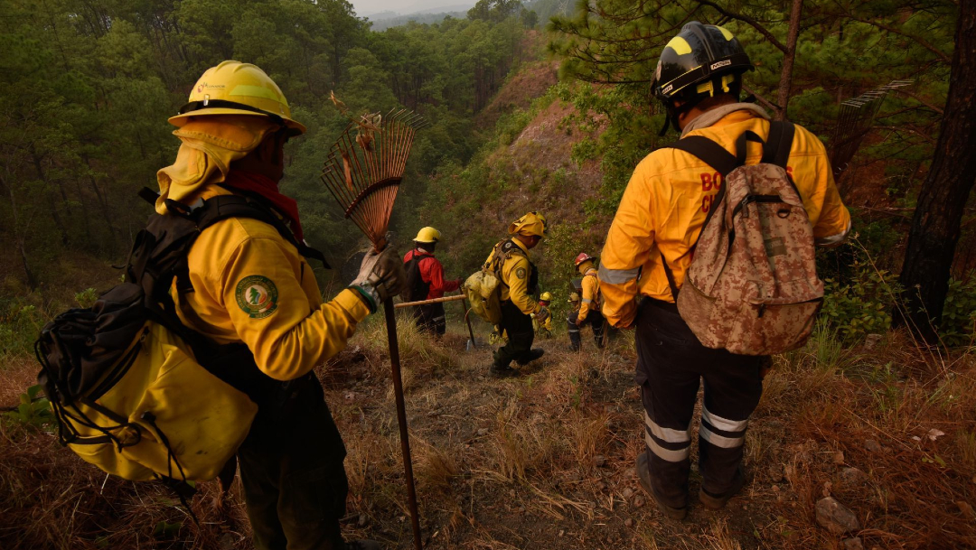 FOTO: Se registra incendio de viviendas y vehículos en la sierra de Guerrero, el 31 de mayo de 2020