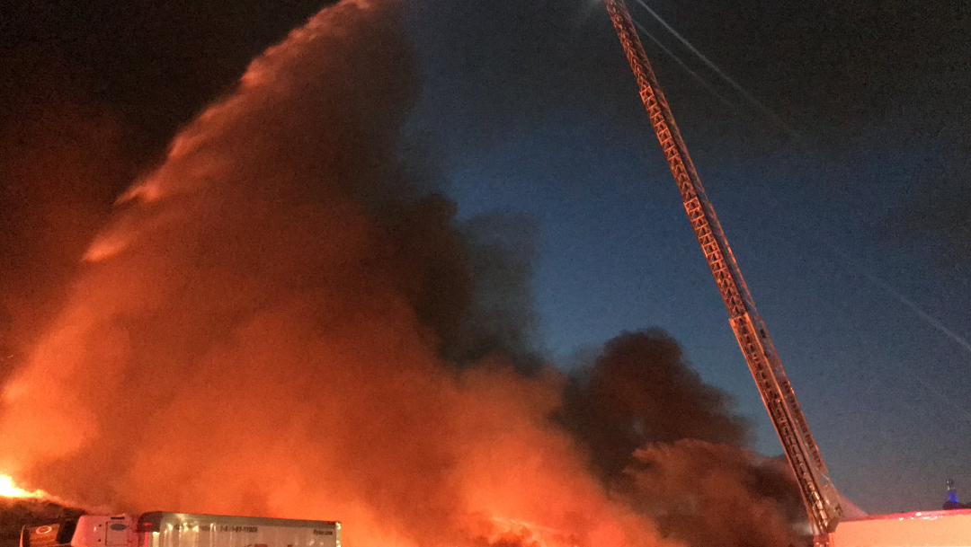 FOTO: Se registra incendio en el muelle de San Francisco, el 23 de mayo de 2020