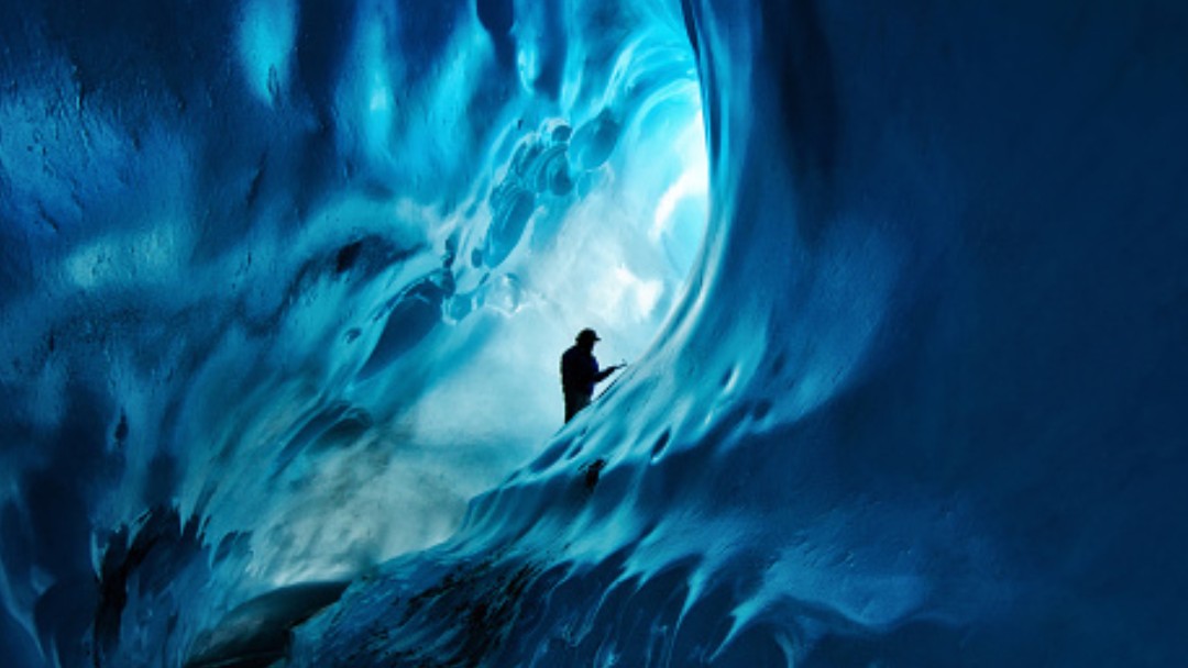 Un investigador toma muestras en un glaciar de Alaska. Getty Images