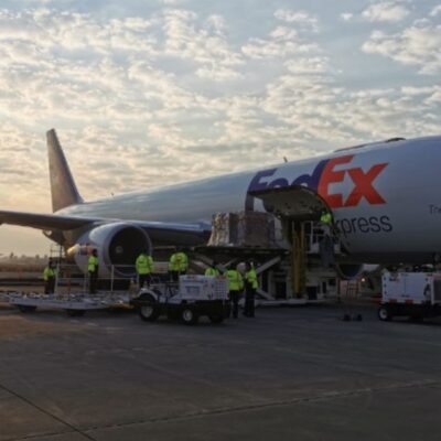 Tercer avión de EEUU con insumos médicos para coronavirus llega a México