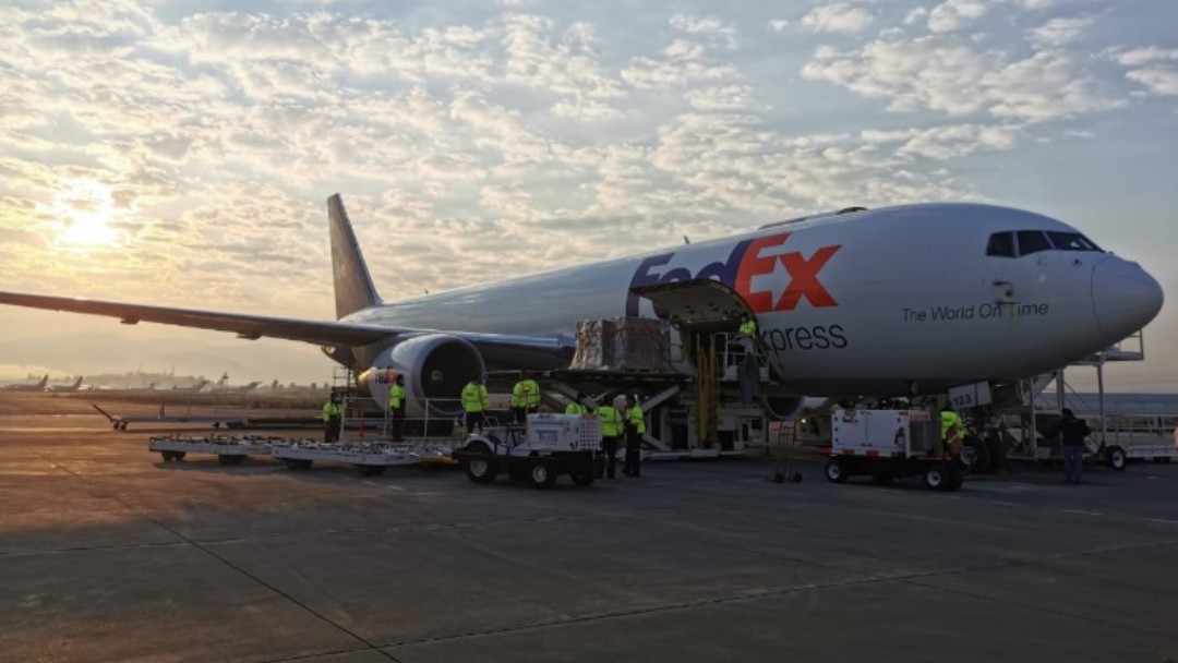 Un avión de FedEx aterrizó en el Aeropuerto Internacional de Toluca. @m_ebrard