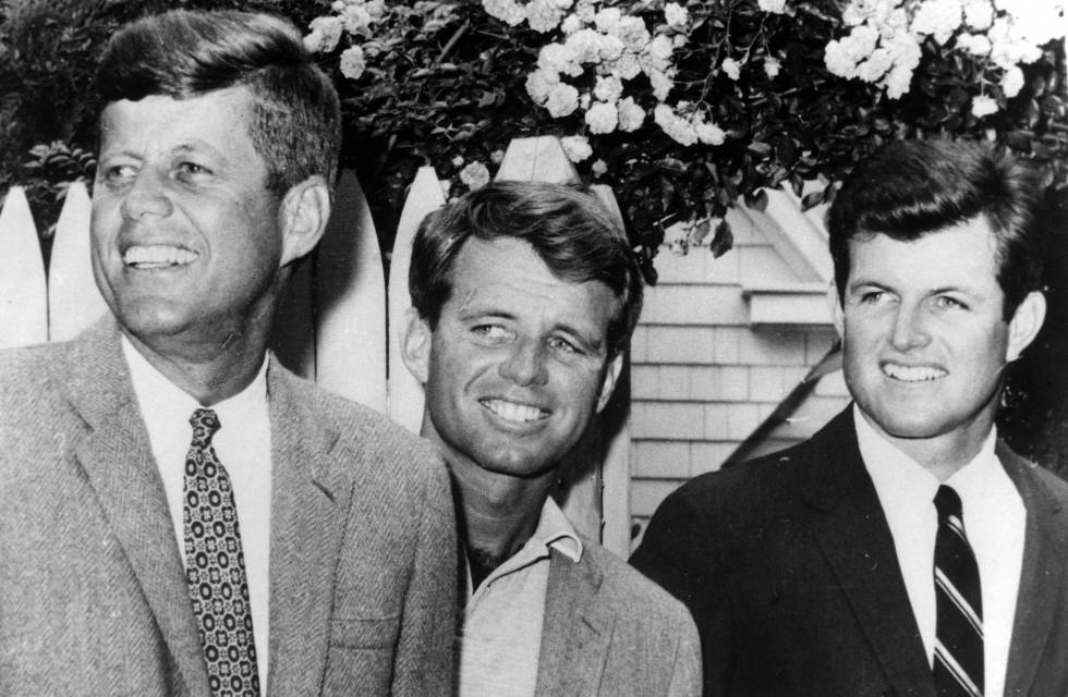 Los hermanos John F. Kennedy y Bobby Kennedy. Fotografía de archivo. 