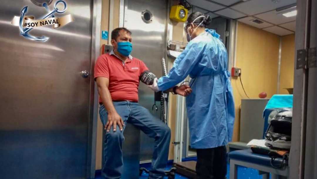 Médicos y enfermeras de la Marina atienden a personas enfermas de coronavirus Covid-19. (Foto: @SEMAR_mx)