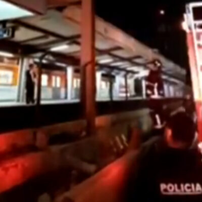 Rescatan a hombre que subió a estructura del Metro Villa de Cortés, en CDMX