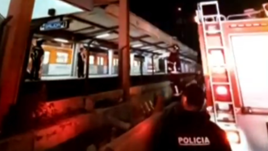 FOTO: Rescatan a hombre que subió a estructura del Metro Villa de Cortés, en CDMX, el 20 de mayo de 2020