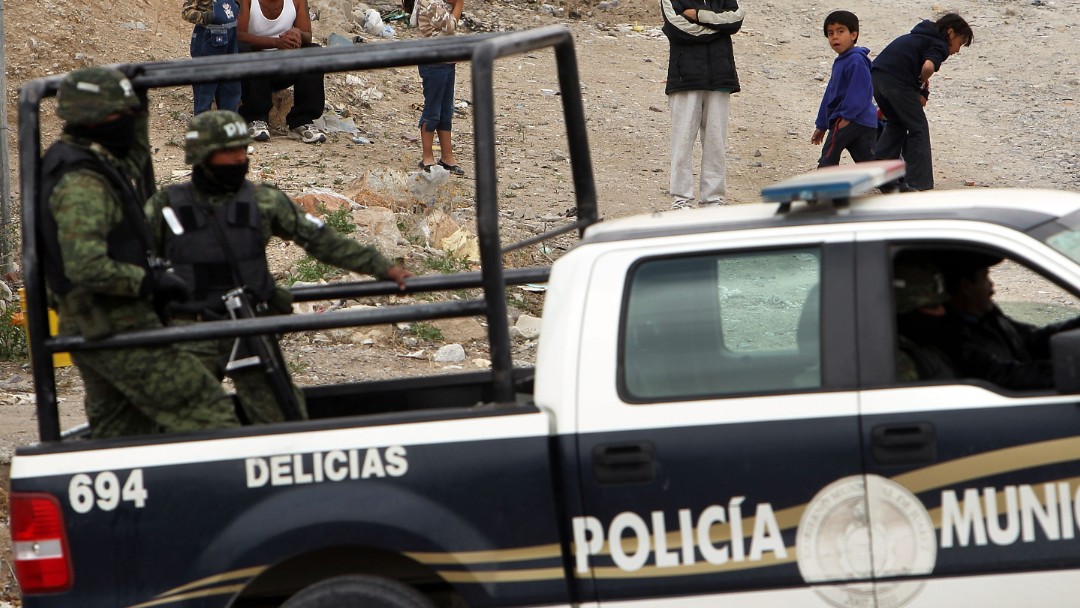 Militares y policías municipales recorren las calles de Chihuahua. Getty Images