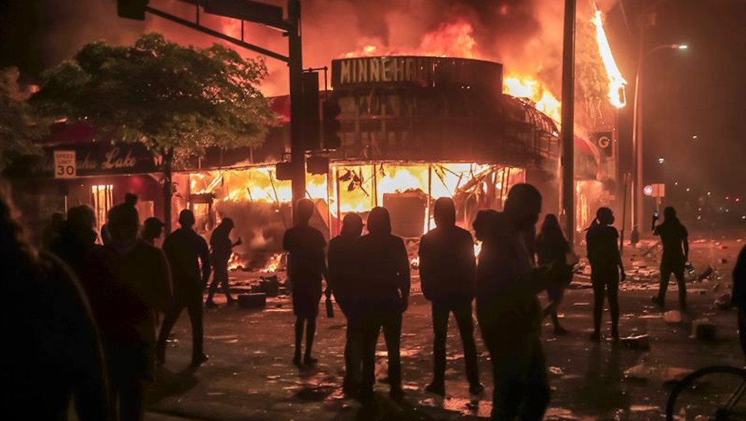 Minneapolis arde por la muerte de George Floyd; las protestas escalan