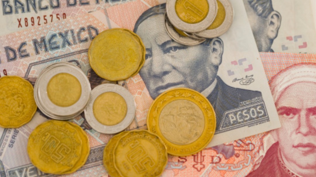 Monedas y billetes mexicanos. Getty Images/Archivo