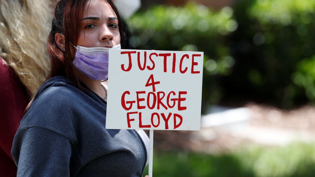 Una mujer protesta por la muerte de George Floyd en Minneapolis, EEUU. Reuters