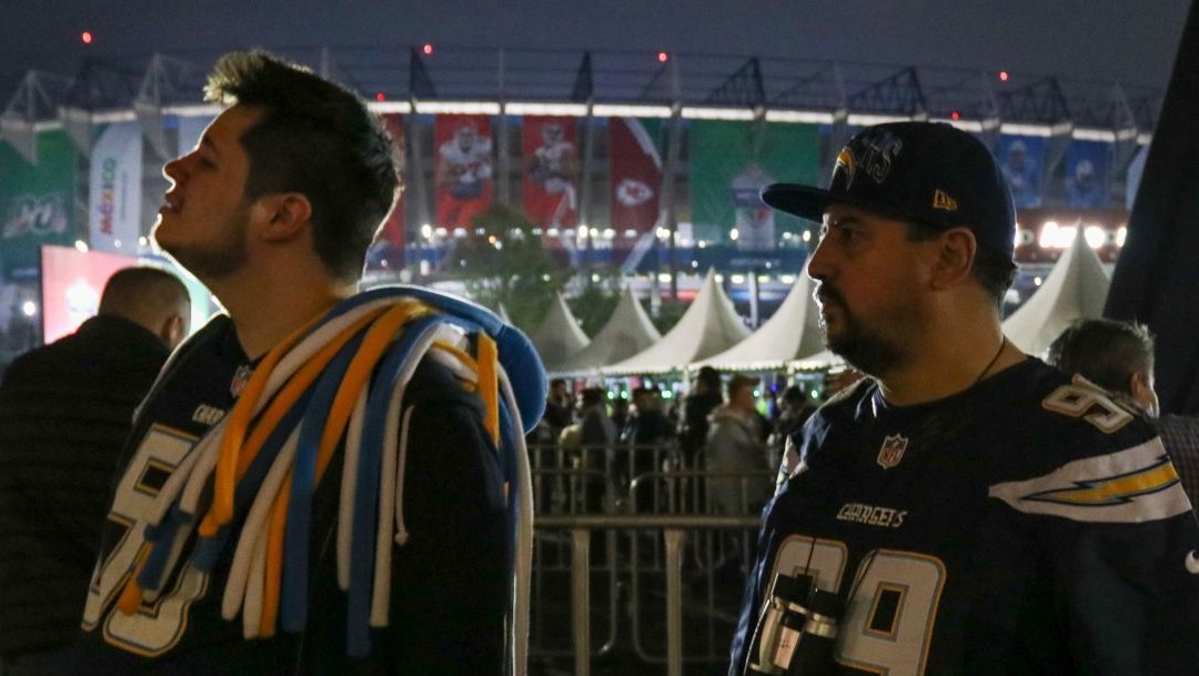 Dos Fans de la NFL a las afueras del estadio azteca 2019