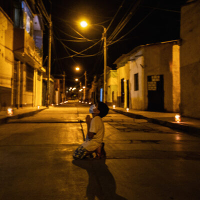 Imagen viral: Niño se arrodilla a rezar en la calle para pedir que termine la pandemia