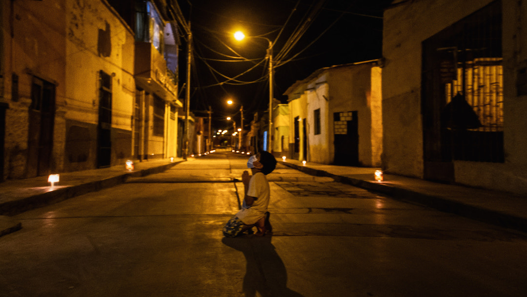 Foto Imagen viral: Niño se arrodilla a rezar en la calle para pedir que se termine la pandemia 19 mayo 2020