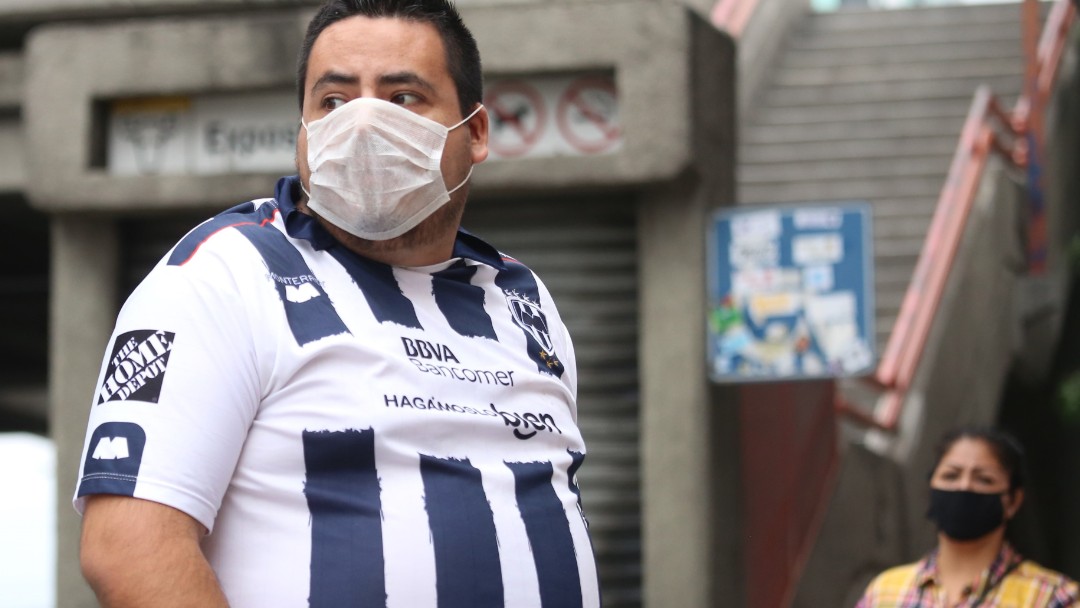 Un aficionado de los Rayados de Monterrey usa cubreboca. Getty Images