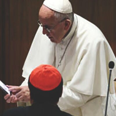 Cura mexicano recibe llamada del papa Francisco en plena misa para saludarlo
