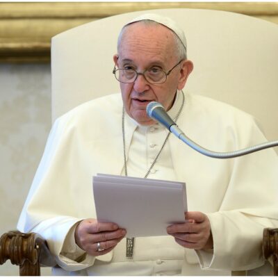 Papa Francisco reza ante más de 100 personas para pedir por los enfermos de COVID
