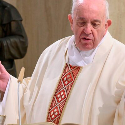 Papa Francisco pide a gobernantes unidad para superar coronavirus
