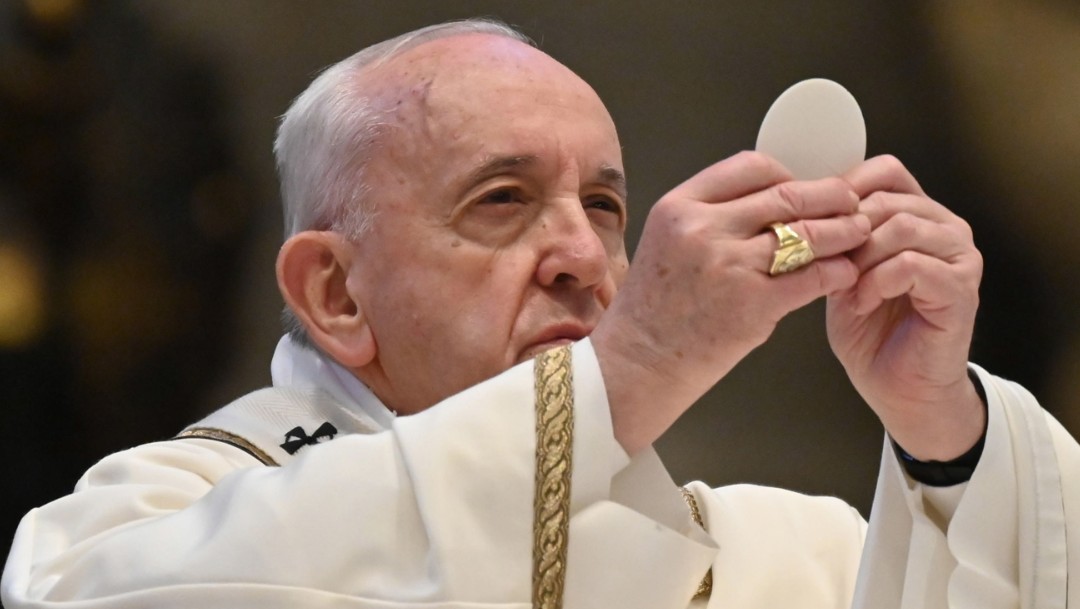 Papa Francisco reinicia misas con fieles en natalicio de Juan Pablo II