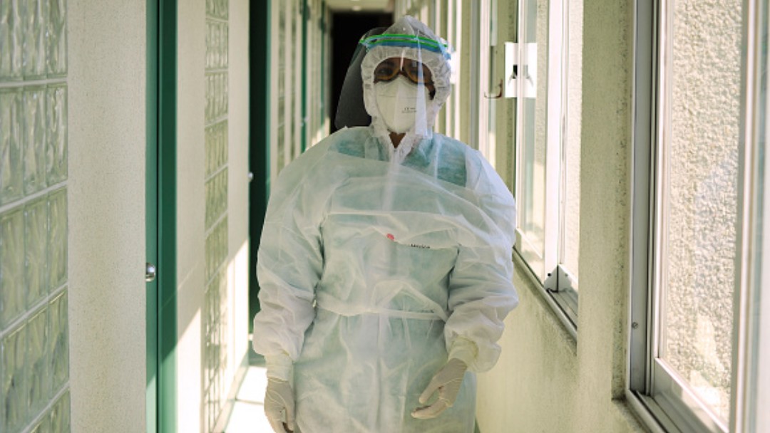 Personal médico usa traje cubrebocas y una careta contra coronavirus. Getty Images