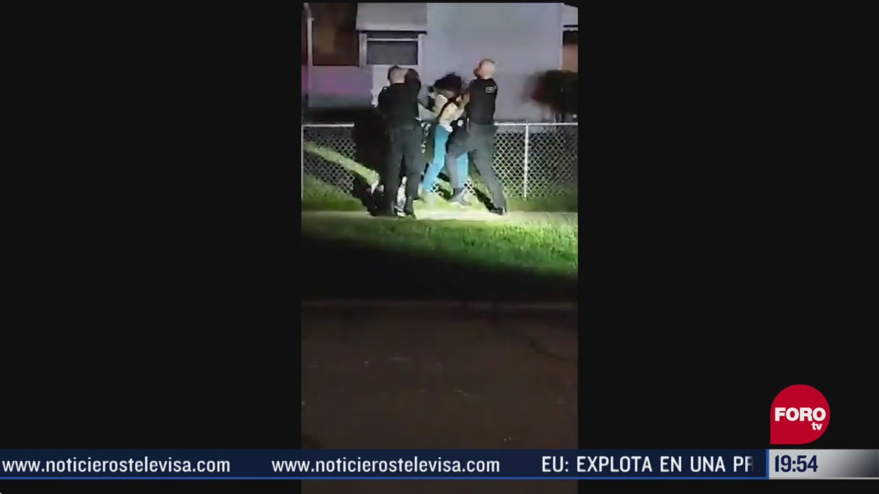 policia de michigan golpea a una mujer
