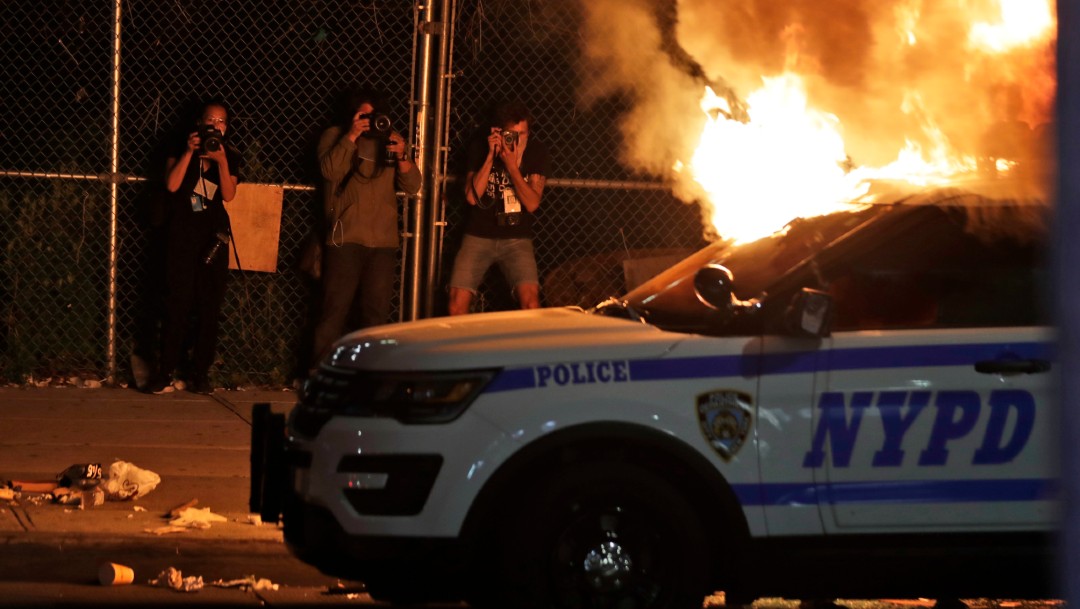 Un auto de la policía de Nueva York es incendiado durante las protestas en el distrito de Brooklyn. (Foto: AP)
