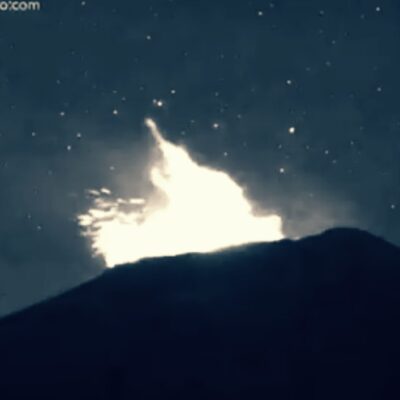 Popocatépetl registra explosión con expulsión de material incandescente