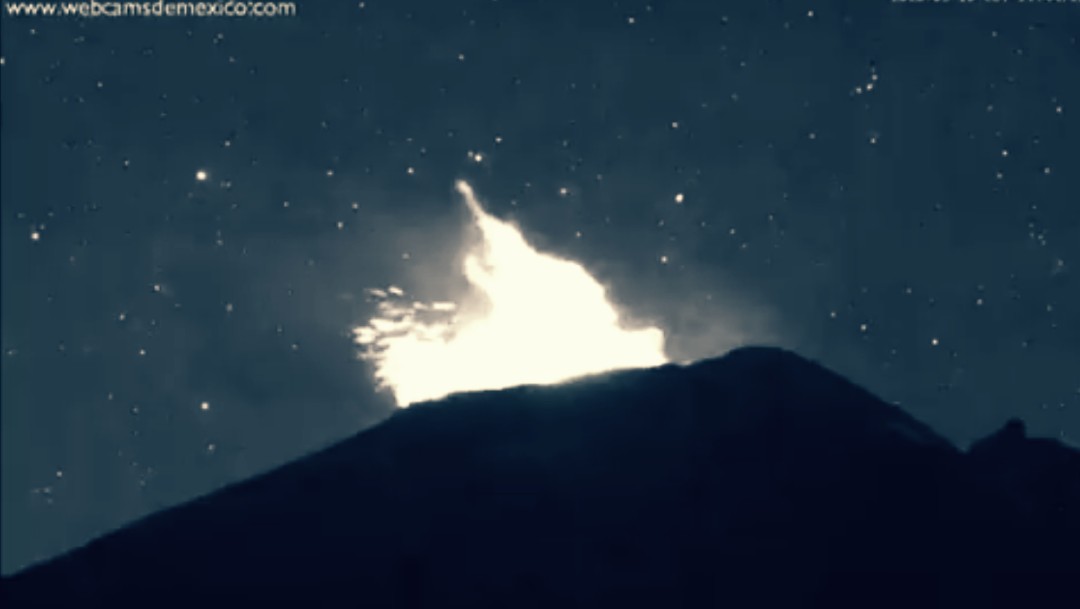 Popocatépetl registra explosión con expulsión de material incandescente
