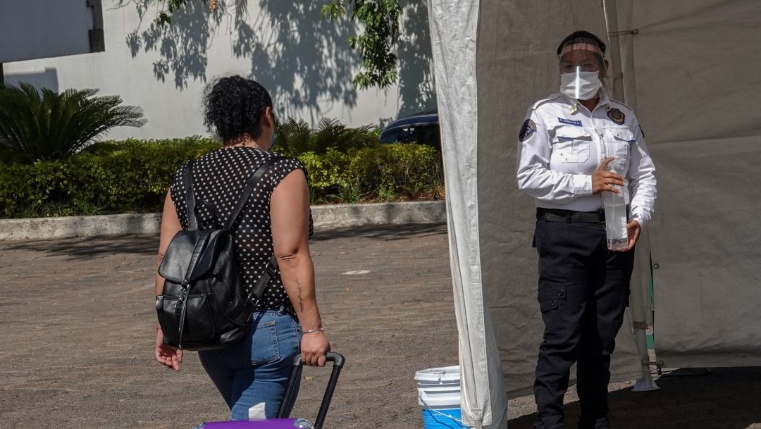 Primeras enfermeras que atienden a pacientes con coronavirus llegan a Los Pinos