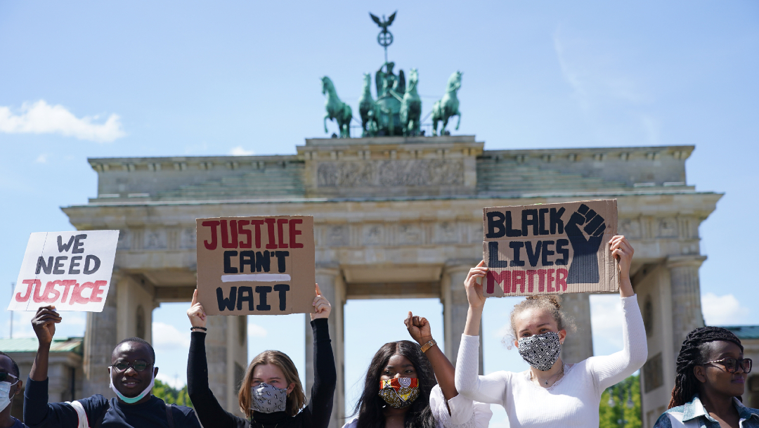 FOTO: Miles de personas protestan en Berlín por muerte de George Floyd en EEUU, el 31 de mayo de 2020