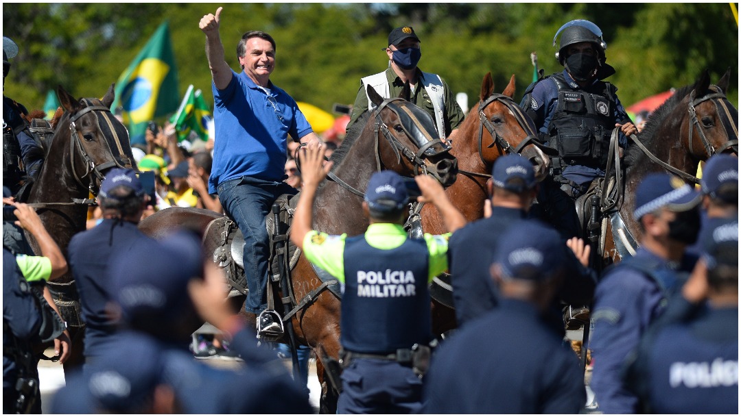 Foto: Miles se congregan en protestas en favor y contra Jair Bolsonaro en Brasil, 31 de mayo de 2020 (Getty Images)