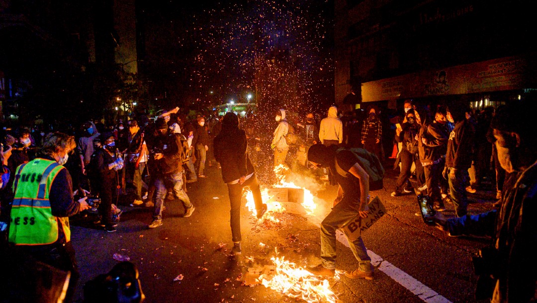Un grupo de manifestantes queman basura en la ciudad de Oakland, California. (Foto: AP)