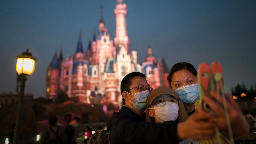 Una familia se toma una fotografía en Disneyland de Shanghai. Getty Images
