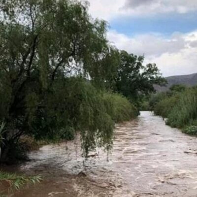 Río Santa María arrastra a siete personas en San Luis Potosí