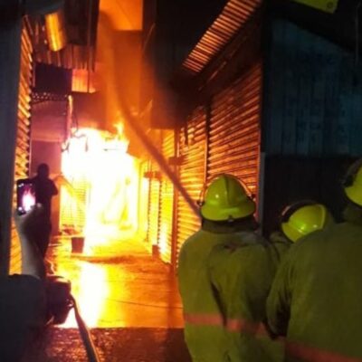 Se registra fuerte incendio en la Central de Abasto de Oaxaca
