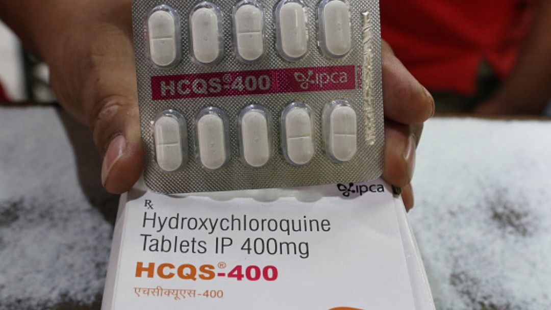 Sostienen una caja con tabletas de hidroxicloroquina. Getty Images