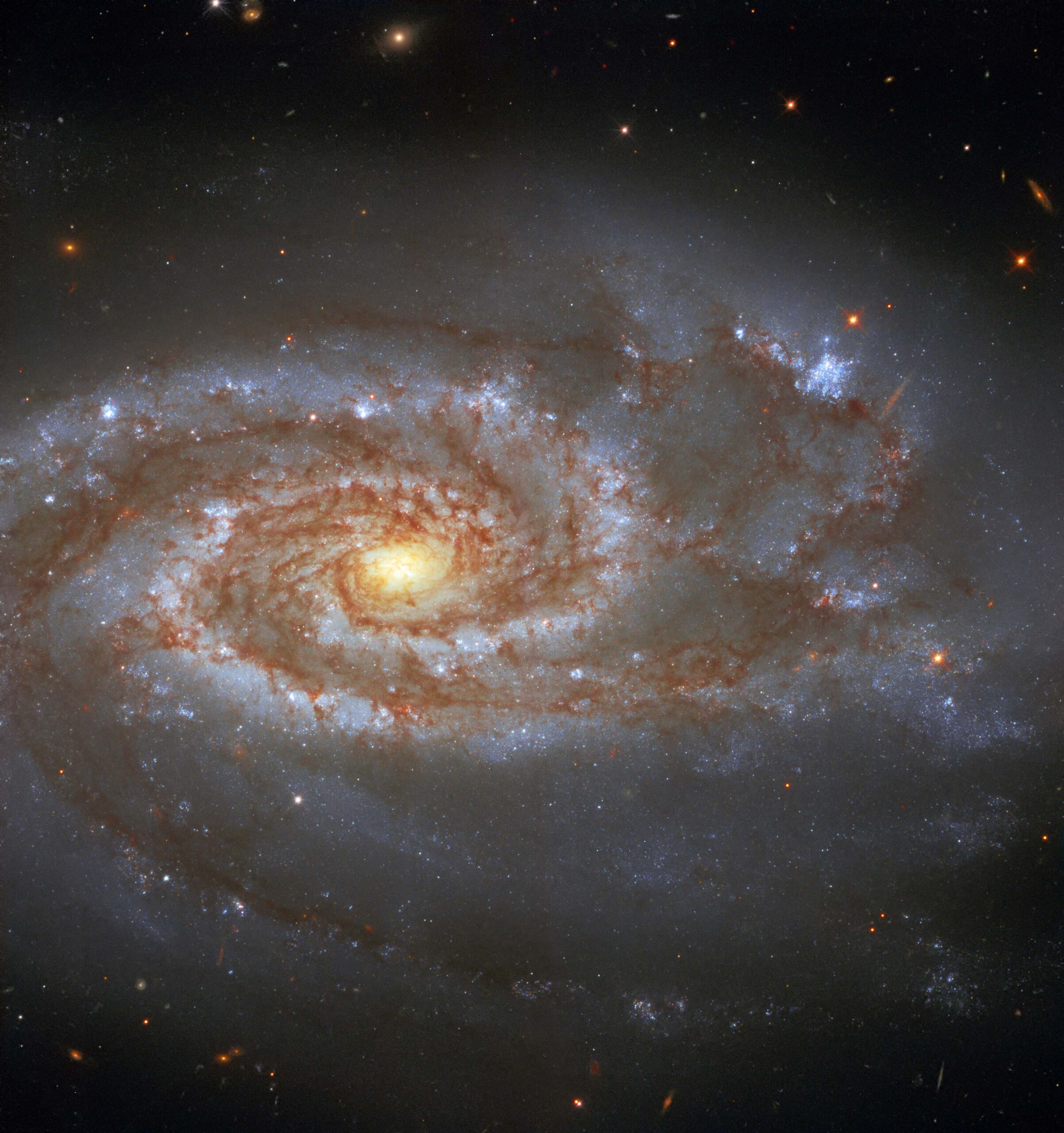 La galaxia NGC 5861 captada por el telescopio espacial Hubble. Fotografía astronómica.
