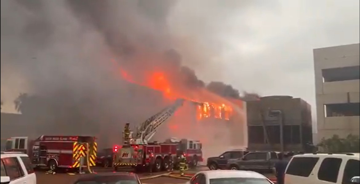 Foto: Controlan incendio en edificio de Isla del Padre, en Texas , 15 de mayo de 2020, (Captura de Video)