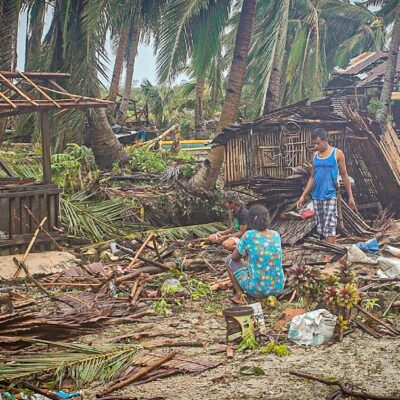 Tifón Vongfong deja un muerto y graves daños a su paso por Filipinas