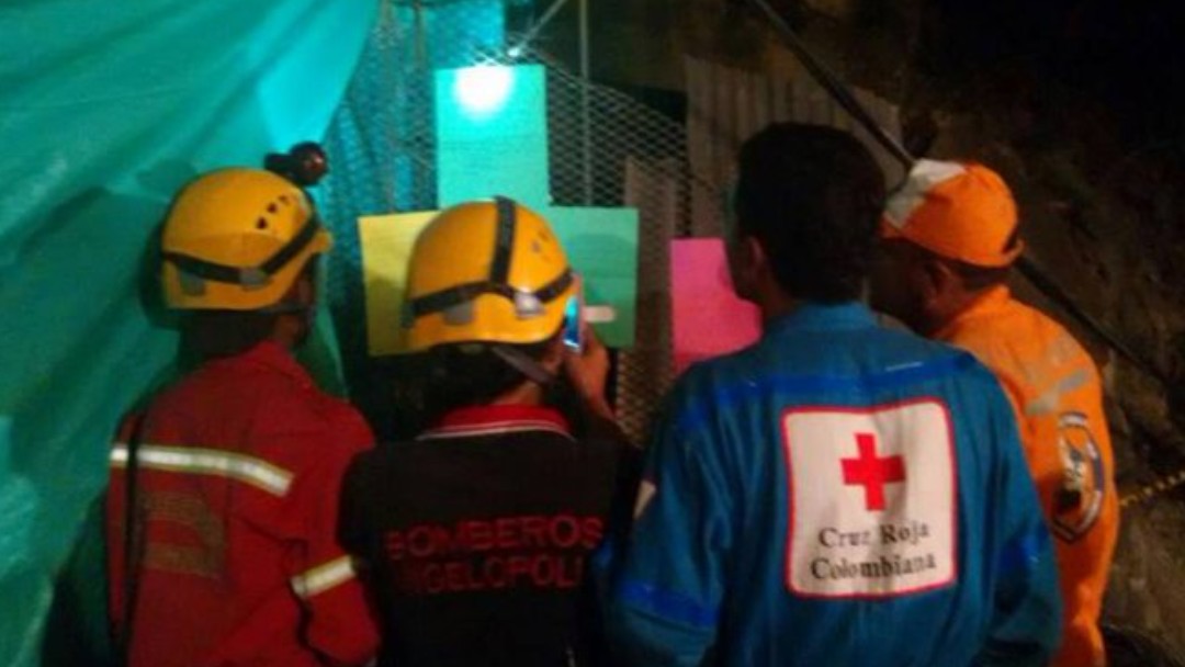 Cruz Roja y Protección Civil revisan la mina de Teloloapan, Guerrero. Twitter/@Mexteki