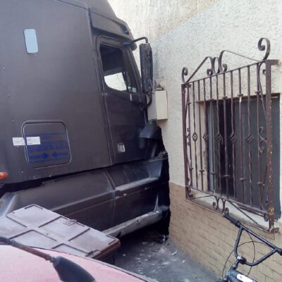 Tráiler atropella a ciclista y se impacta contra muro de una casa en Jalisco