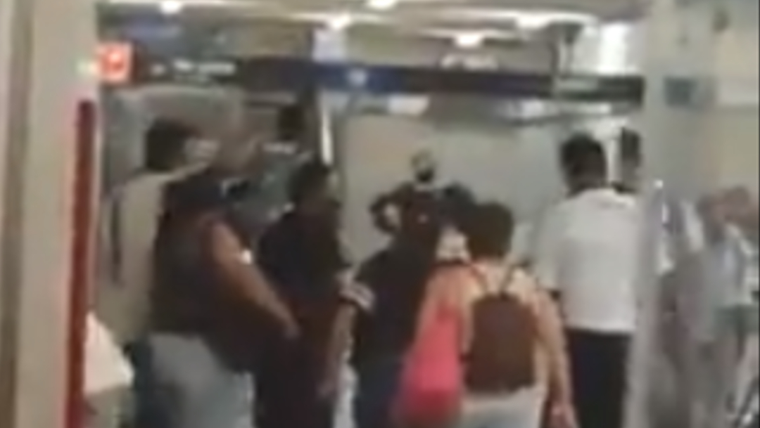 FOTO: Video: Reclamo por no usar cubrebocas genera pelea en Guadalajara, el 20 de mayo de 2020