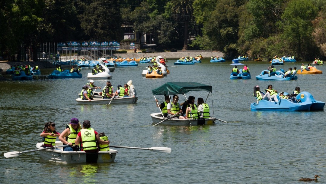 Turistas pasean en las lanchas del Lago de Chapultepec. Cuartoscuro