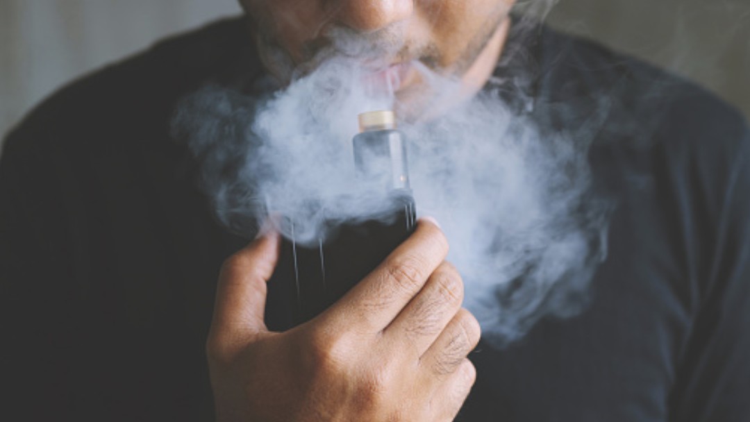 Un hombre vapea con cigarro eletrónico. Getty Images/Archivo