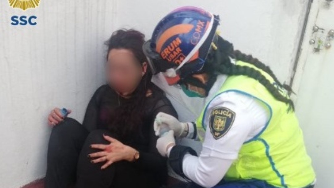 Una policía de CDMX atiende a una mujer que quería suicidarse. SSC