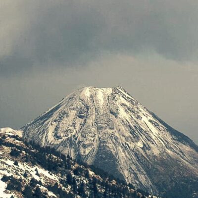 Por primera vez en décadas, el Nevado y el Volcán de Fuego de Colima se cubren de nieve en mayo