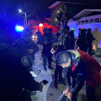 Agreden a policías al intentar clausurar fiesta en Ecatepec