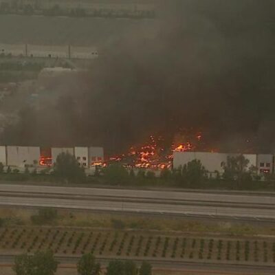 Incendio destruye almacén de Amazon en California