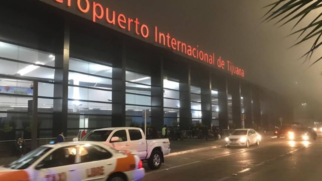Entrada del Aeropuerto Internacional de Tijuana. Twitter/@alisguerra8