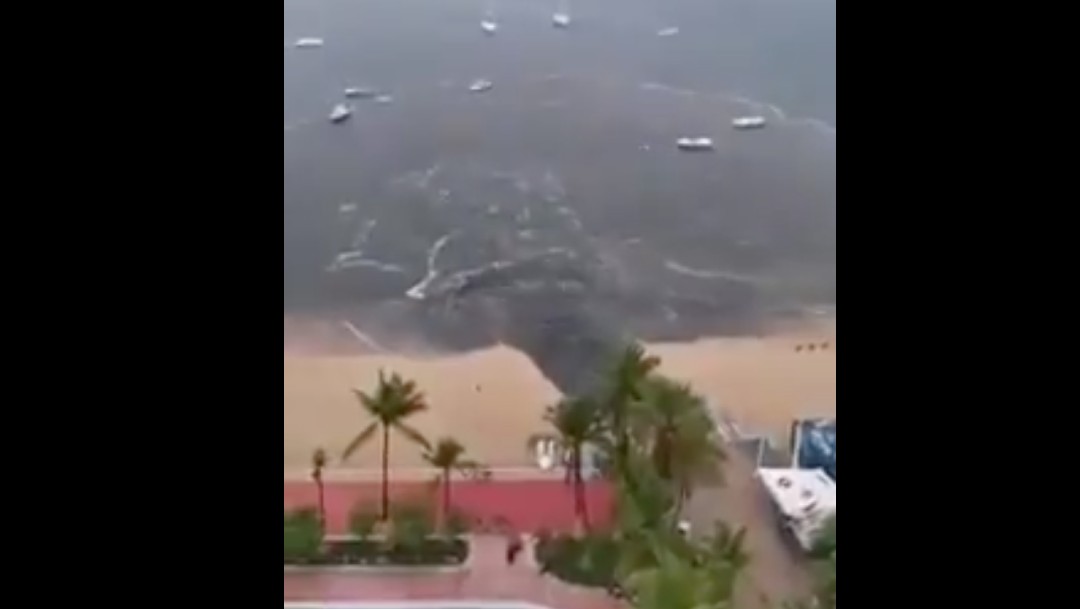Denuncian vertido de aguas residuales en playa Icacos de Acapulco