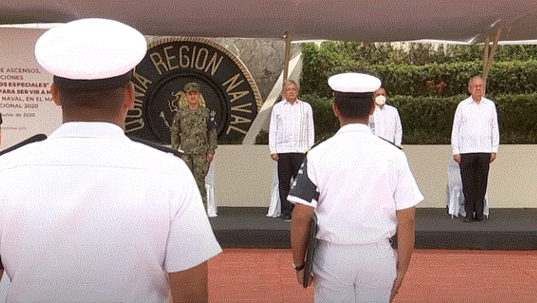 Foto: AMLO asciende y condecora a personal naval que combate coronavirus