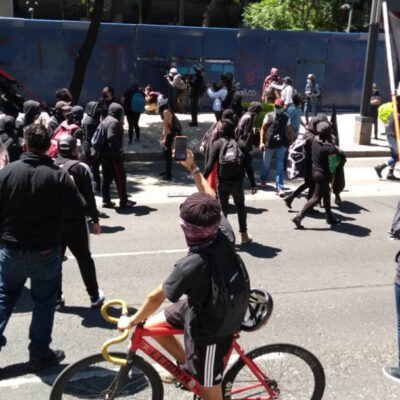 Encapuchados protestan y generan disturbios en embajada de EEUU en CDMX